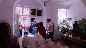 Tartós élelmiszercsomagot osztott a Szent Márton Ház