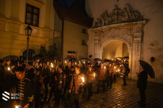 Valétálók érkeznek a Fő térre.