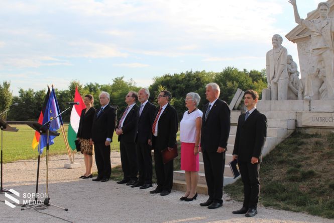 A megemlékezés pillanata a Páneurópai Piknik Emlékparkban