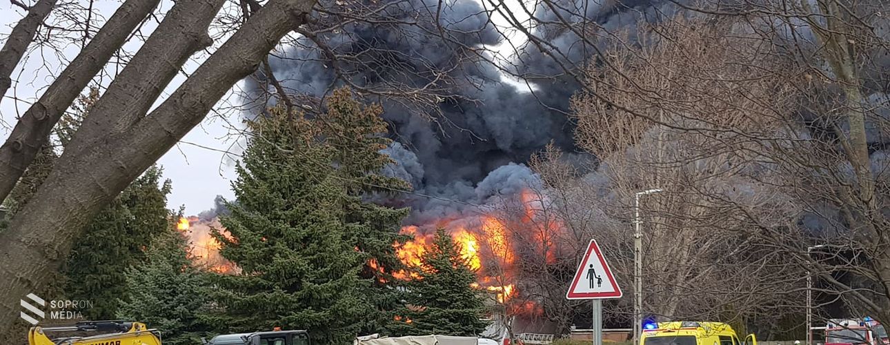 Nagy a füst a kigyulladt üzemcsarnok környékén, a lakókat arra kérik, maradjanak otthon