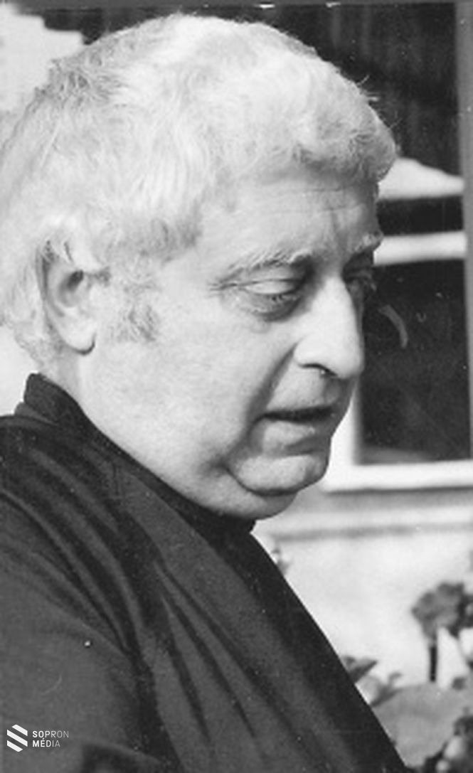 Gink Károly (Iván, 1922. február 4. – Budapest, 2002. május 10.) Balázs Béla-díjas magyar fotóművész