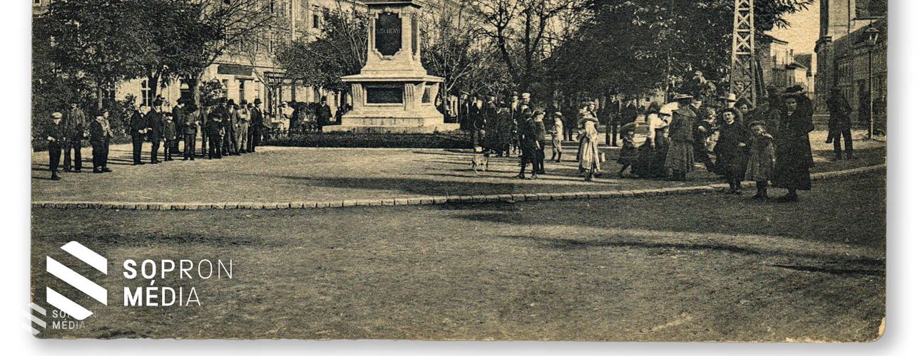 Sopron első díszpolgárának a szobra, háttal a térnek