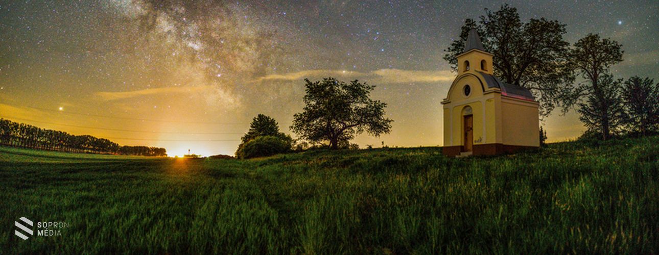 Festői kis kápolna Lövő határában