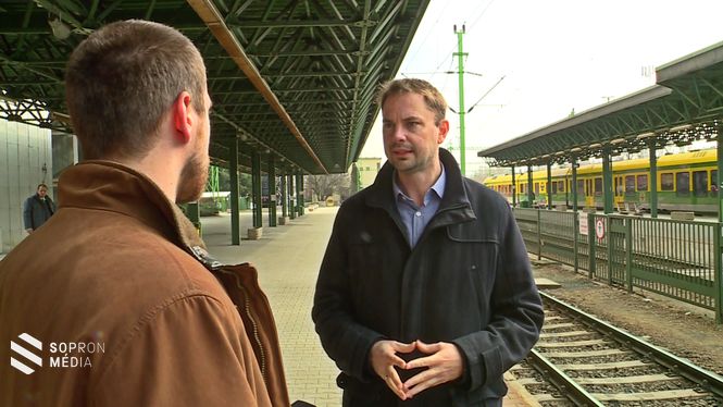 Rázó László, a GySEV Zrt. szóvivője hangsúlyozza, hogy súlyos következményei lehetnek annak, ha valaki tárgyakat helyez ki a sínekre