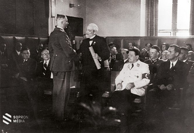 Lénárd Fülöp átveszi a Heidelbergi Egyetem tiszteletbeli doktori címét Wilhelm Ohnesorge birodalmi postaügyi minisztertől (1942)