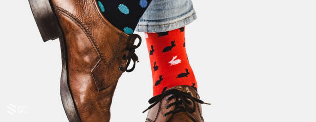 Hatvan ismert ember húz felemás zoknit a Down-szindróma világnapján