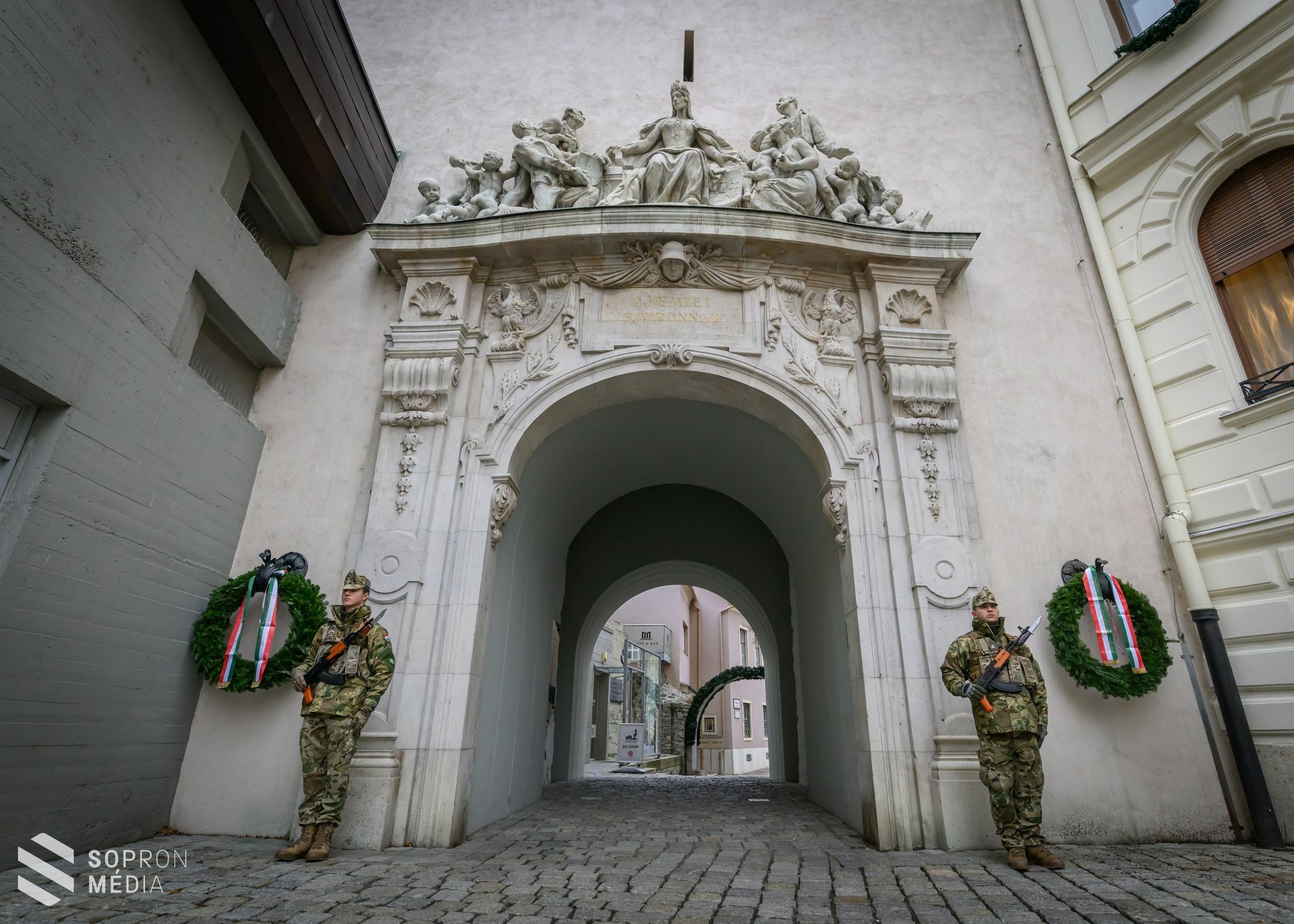 Koszorúzásokkal vette kezdetét a hűség napi programsorozat