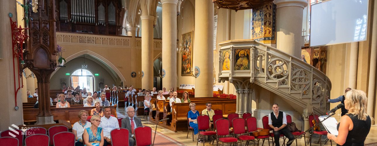 Különleges üvegablak-kiállítás nyílt a Szent Mihály-templomban a SopronFesten