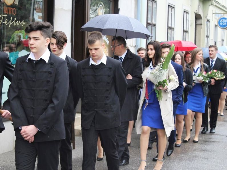 Érettségi - Hétvégén ballagások, hétfőn a magyar írásbelikkel folytatódnak az érettségik