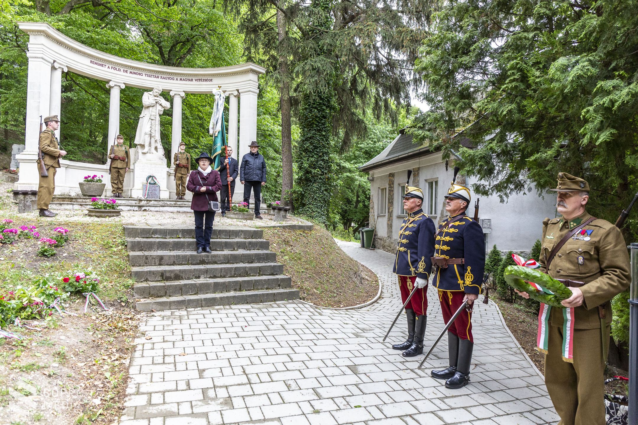 A hősök emléke nem merül feledésbe - Galéria a bánfalvi Hősi Temetőből