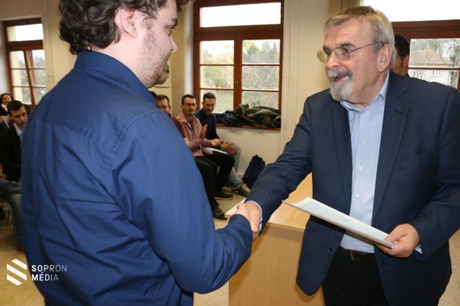 Dr. Máthé János, a Netvisor Zrt. vezérigazgatója személyesen adta át az ebben a félévben ösztöndíjat elnyert hallgatóiknak az ösztöndíj elnyerését igazoló oklevelet.