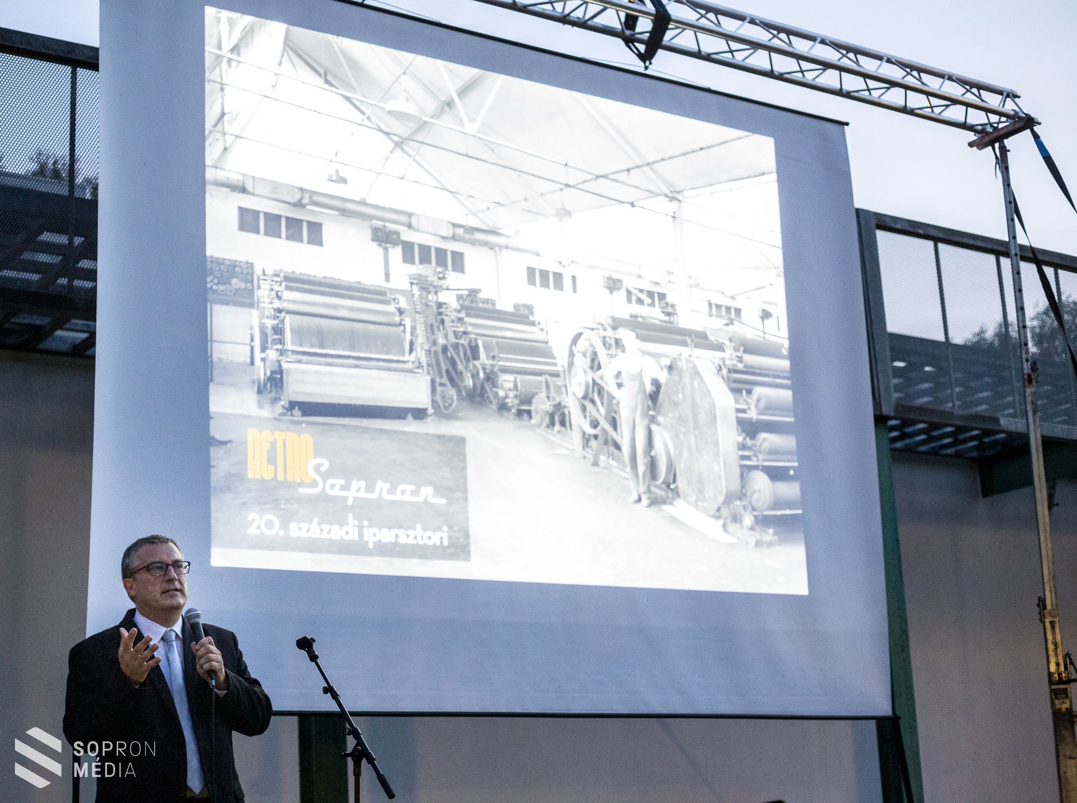 RETRO-Sopron – Megtelt a szolgáltatóház udvara péntek este a Jerevánon