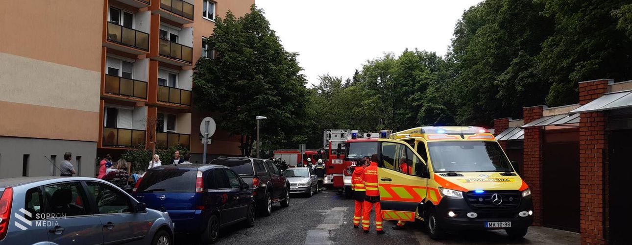 FRISSÍTVE! - Tűz ütött ki egy soproni társasház kukatárolójában - három embert szállítottak kórházba

