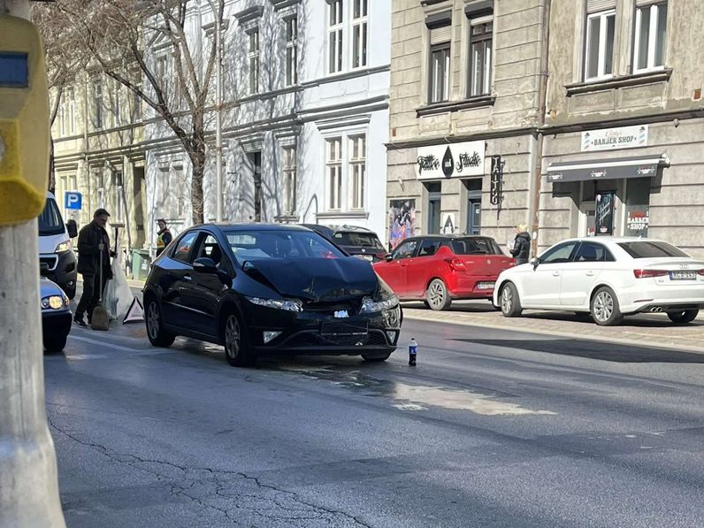 Két autó karambolozott a Lackner Kristóf utcában