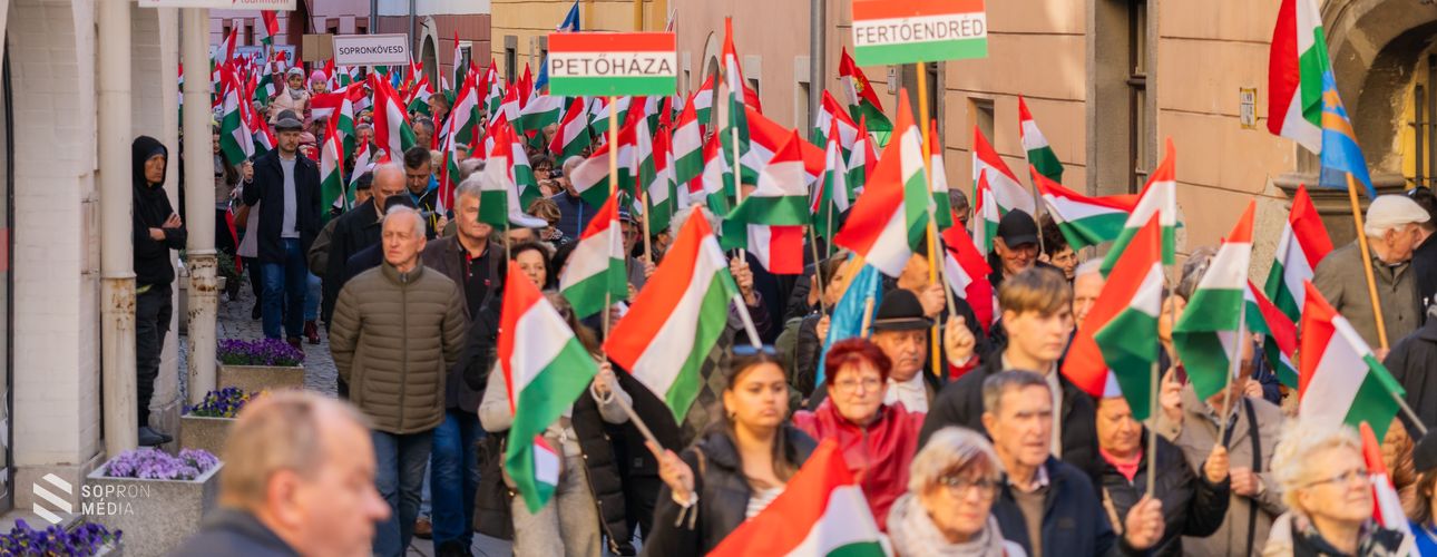 Békemenet vezette fel Orbán Viktor nagygyűlését Sopronban - rengetegen érkeztek a Fő térre