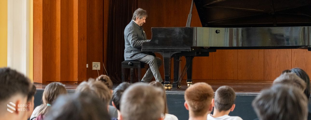 Rendhagyó énekóra a Liszt-központban