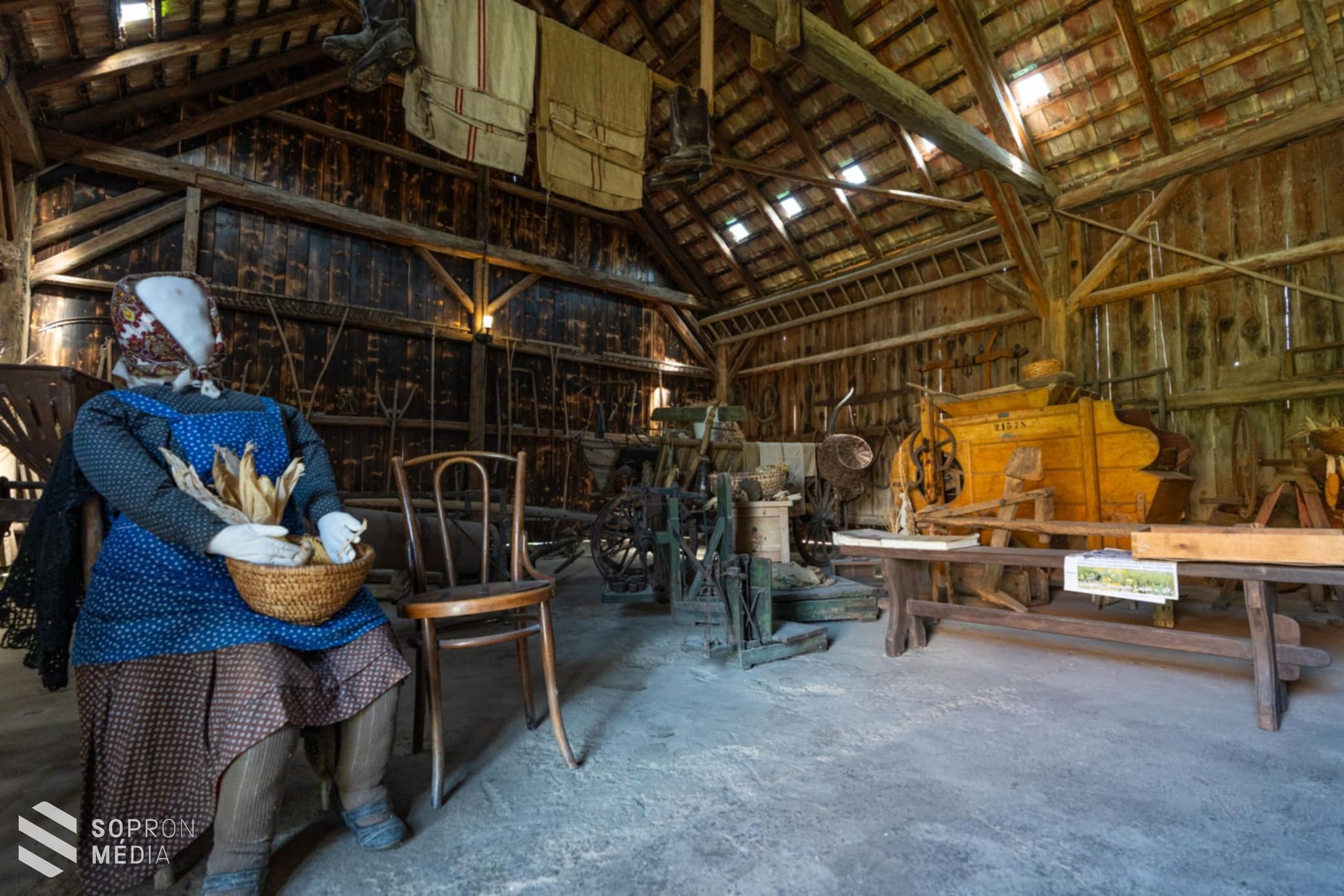 Tudták, hogy közel 250 eredeti höveji csipke található a Hegykői Csipkeházban?