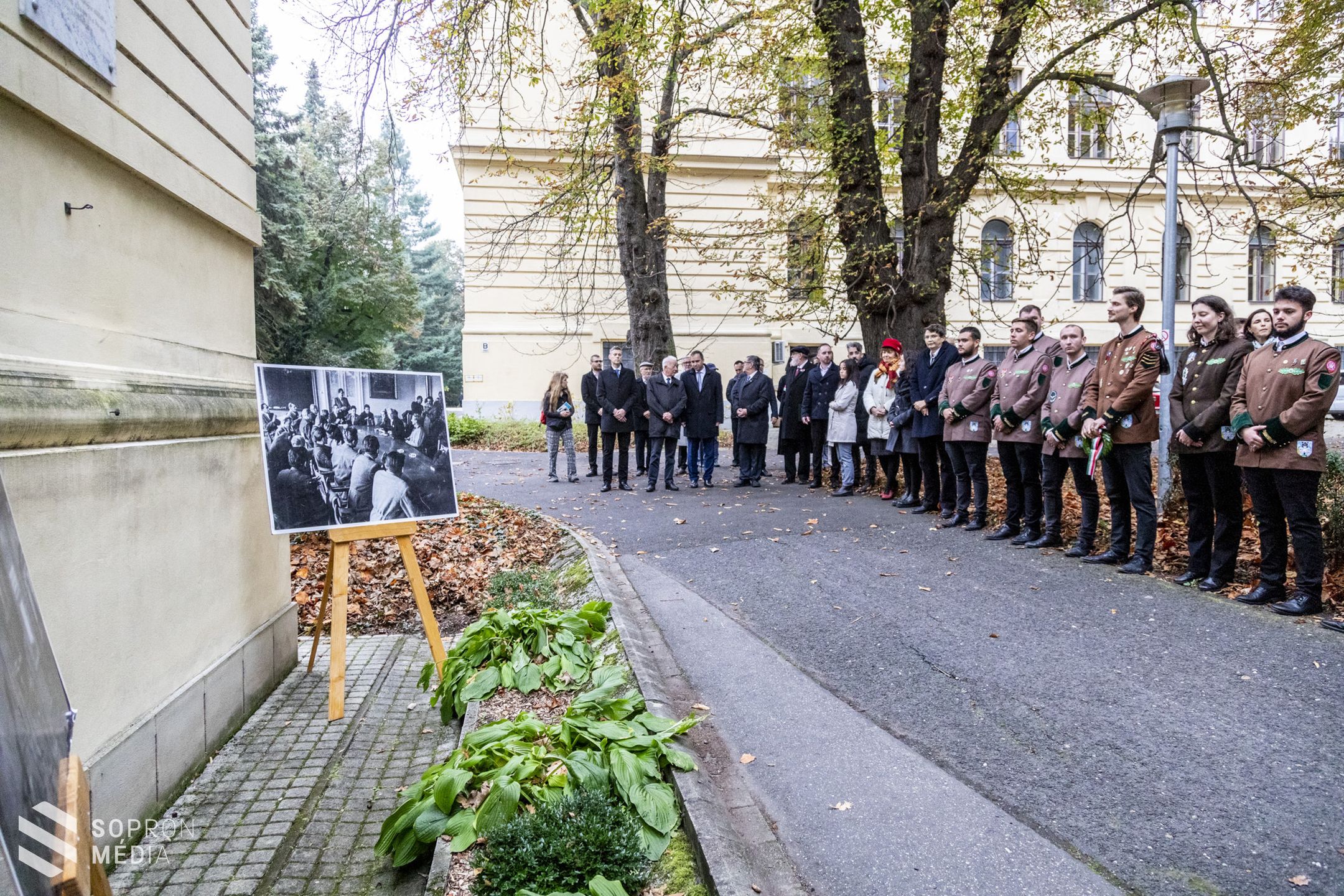 Egyetemi főhajtás a hősök emléke előtt