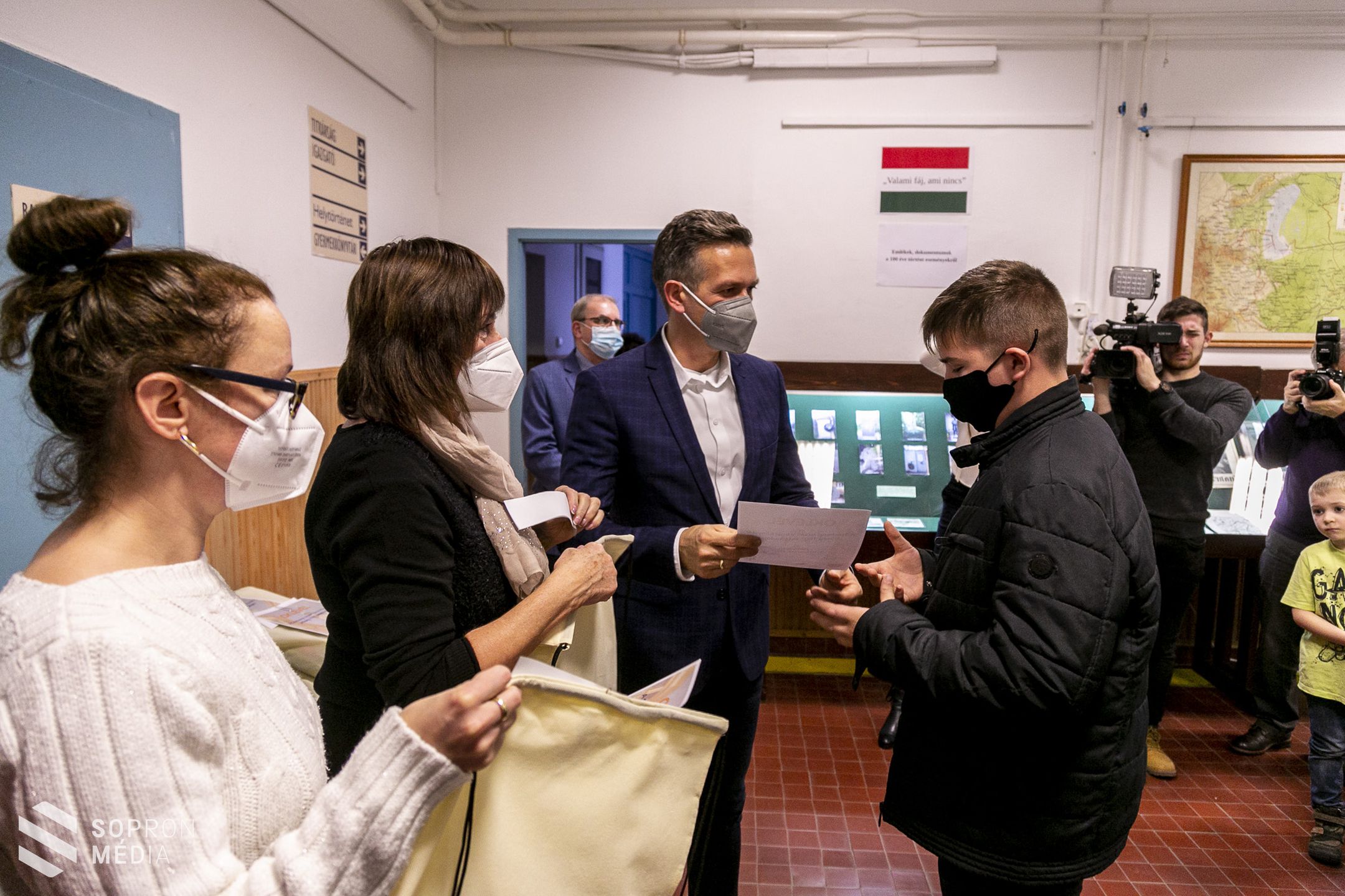 Képeslapok és korabeli dokumentumok idézik meg a népszavazás kori Sopront