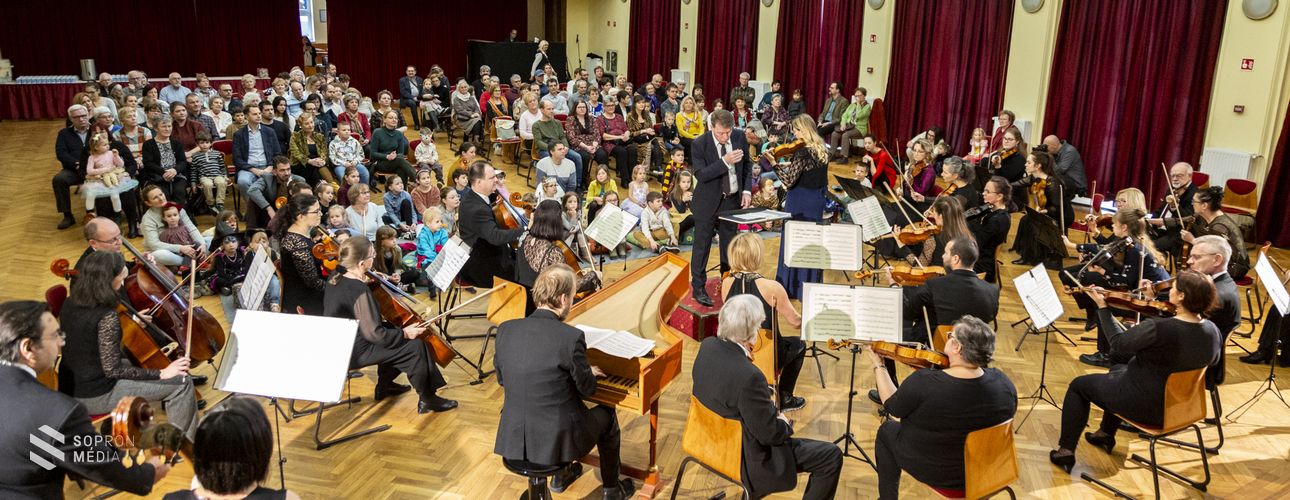 Kuglóf koncertek a GYIK Rendezvényházban