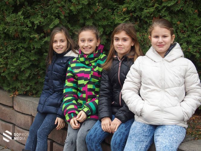 A lányok a kórház udvarán