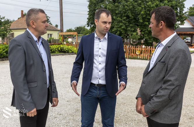 Sulyok Balázs József, Újkér polgármestere (a képen balra)