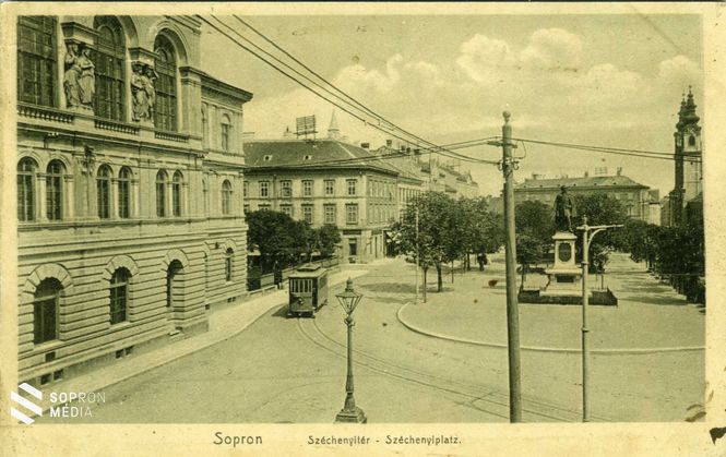 A Széchenyi tér, előtérben egy gázlámpával