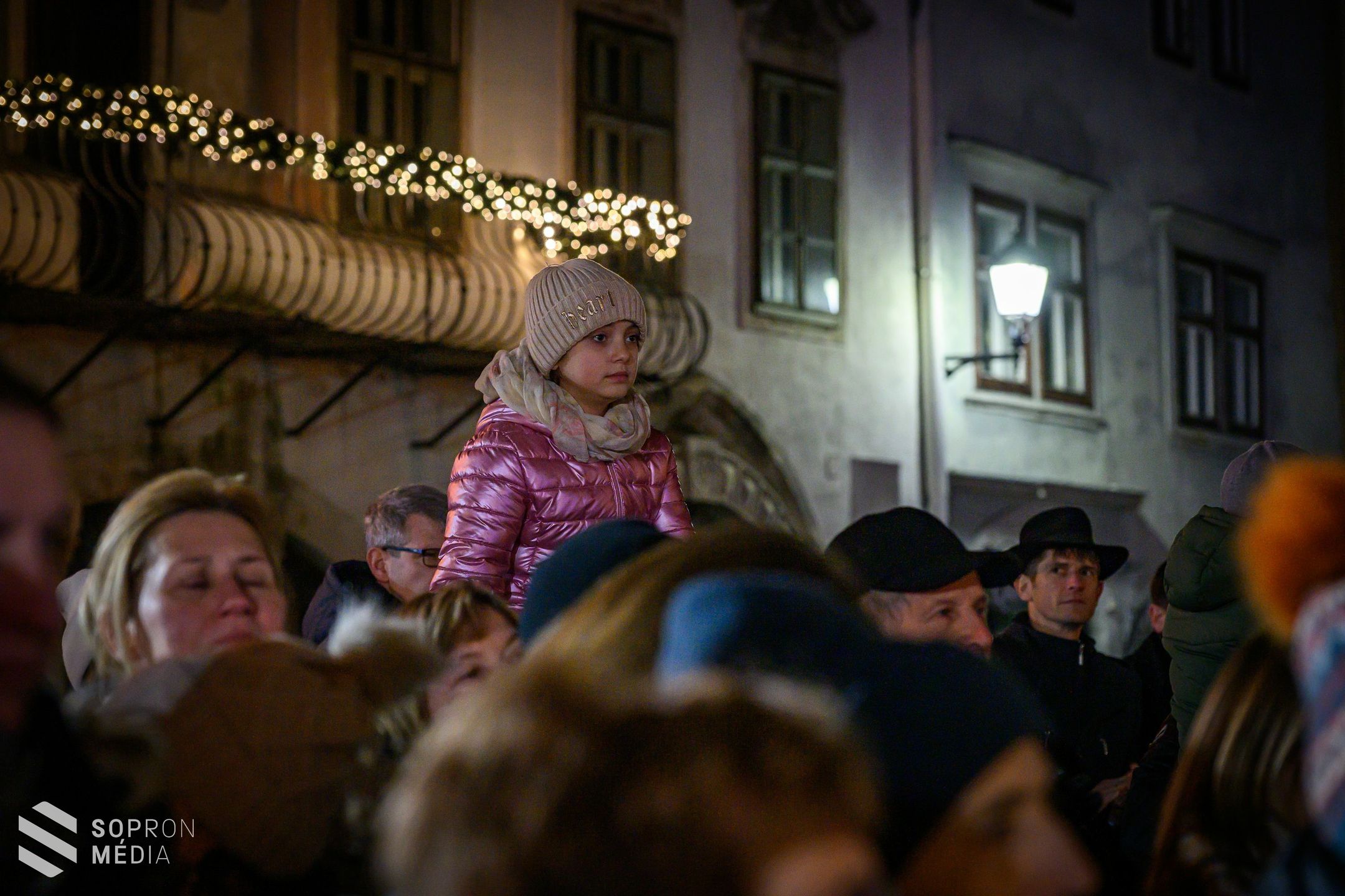 Fellobbant a remény lángja Sopronban is