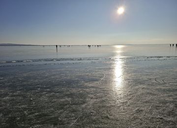 TÁJÉKOZTATÁS A Balaton jegén tartózkodóknak a szabad vízen való tartózkodás alapvető szabályairól.