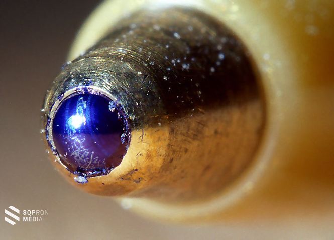 Golyóstoll hegye felnagyítva