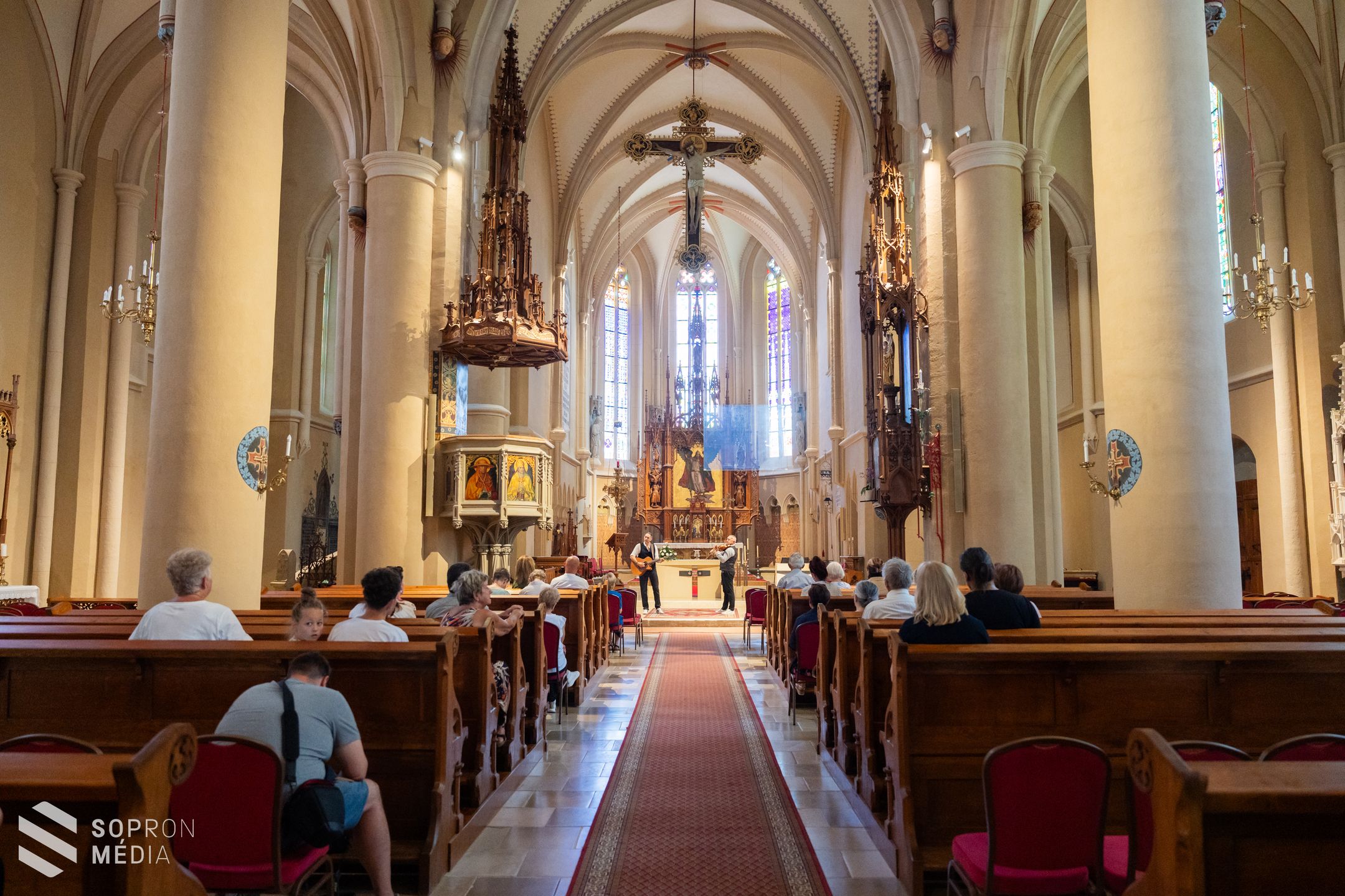 Különleges üvegablak-kiállítás nyílt a Szent Mihály-templomban a SopronFesten