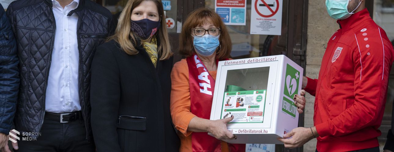 Defibrillátort adományozott az SC Sopron 