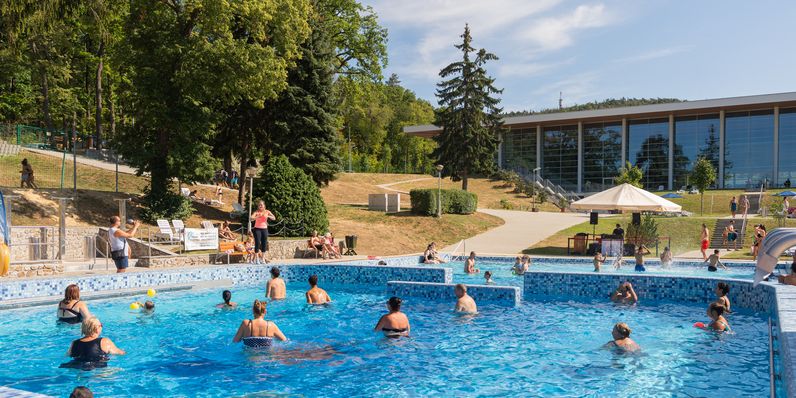 Strandok éjszakája: zenés vízitorna és táncos ritmusok a Lőver strandon