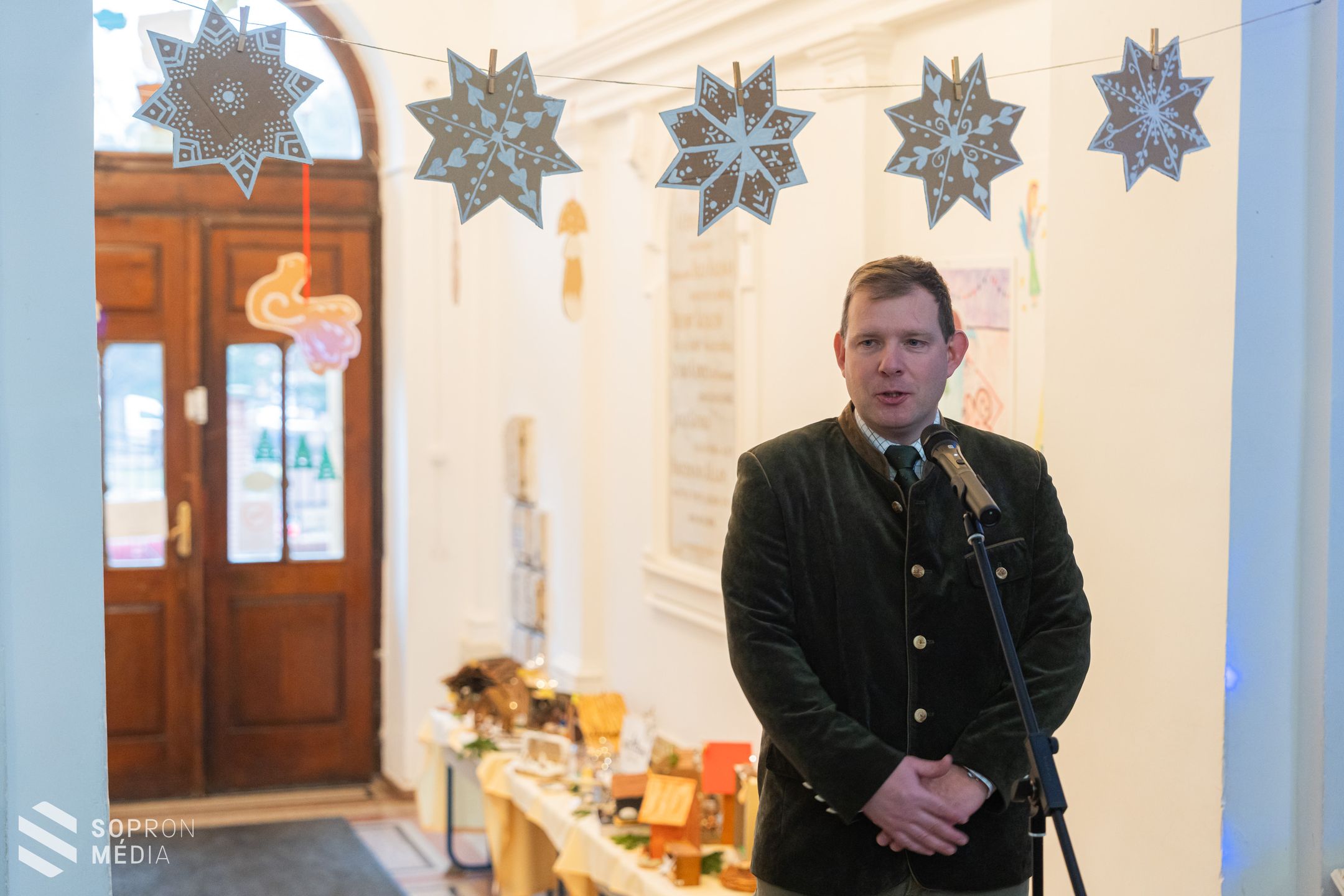 14 karácsonyfát adományoztak a Szent Orsolya Iskola alsó tagozatos diákjai a Tanulmányi Erdőgazdasággal karöltve a Soproni Gyógyközpontnak