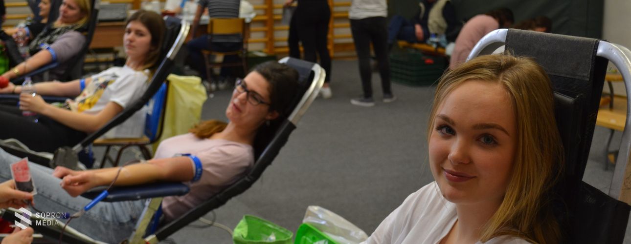 Vérükkel segítettek a licisták