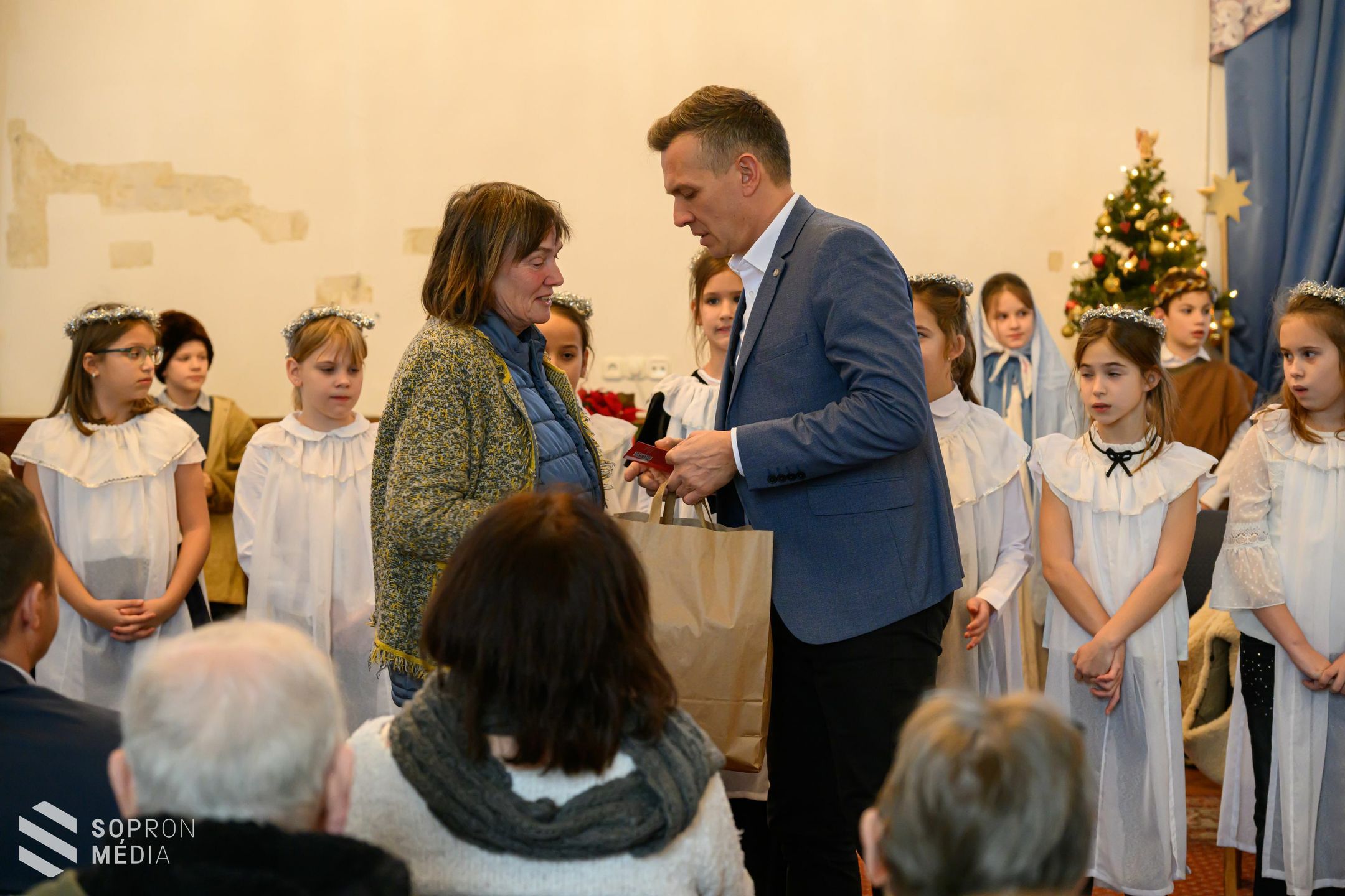 Ajándékcsomaggal segítette a hátrányos helyzetű szépkorúakat az önkormányzat