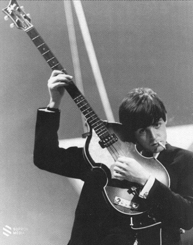 Paul McCartney a híres Höfner hegedűalakú basszusgitárjával