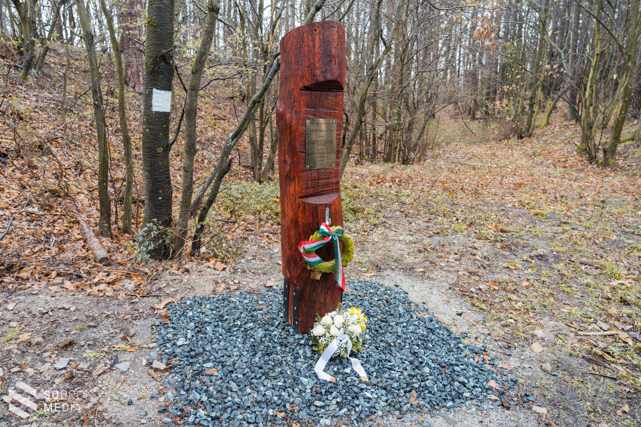 Dr. Nováki Gyula tiszteletére avattak emlékoszlopot Sopronban