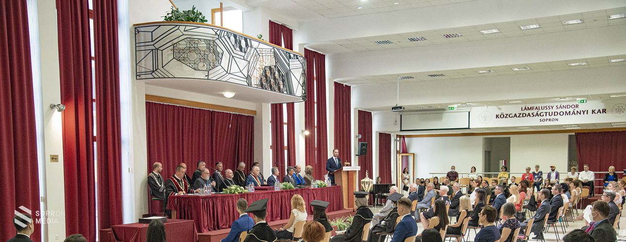 98 végzős hallgató vehette át szombaton a diplomáját