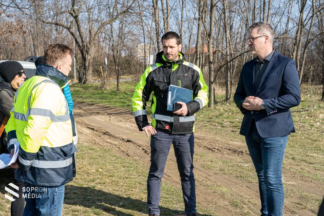 Csernyi Róbert, a Soproni Vízmű projektmérnöke és Duschanek Péter polgármester.