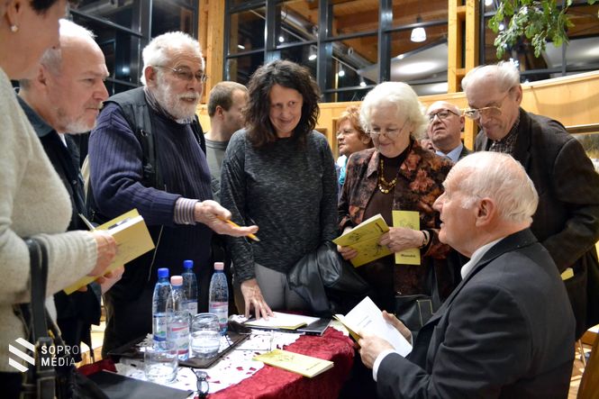 Winkler András Maradék című kötetét dedikálta a Ligneumban