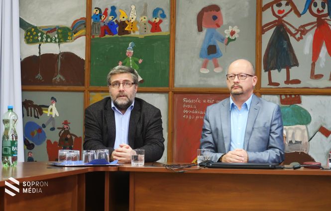 Dr. Katona György, a Soproni Egyetem oktatási rektorhelyettese és dr. Varga László, a Benedek Elek Pedagógiai Kar dékánja