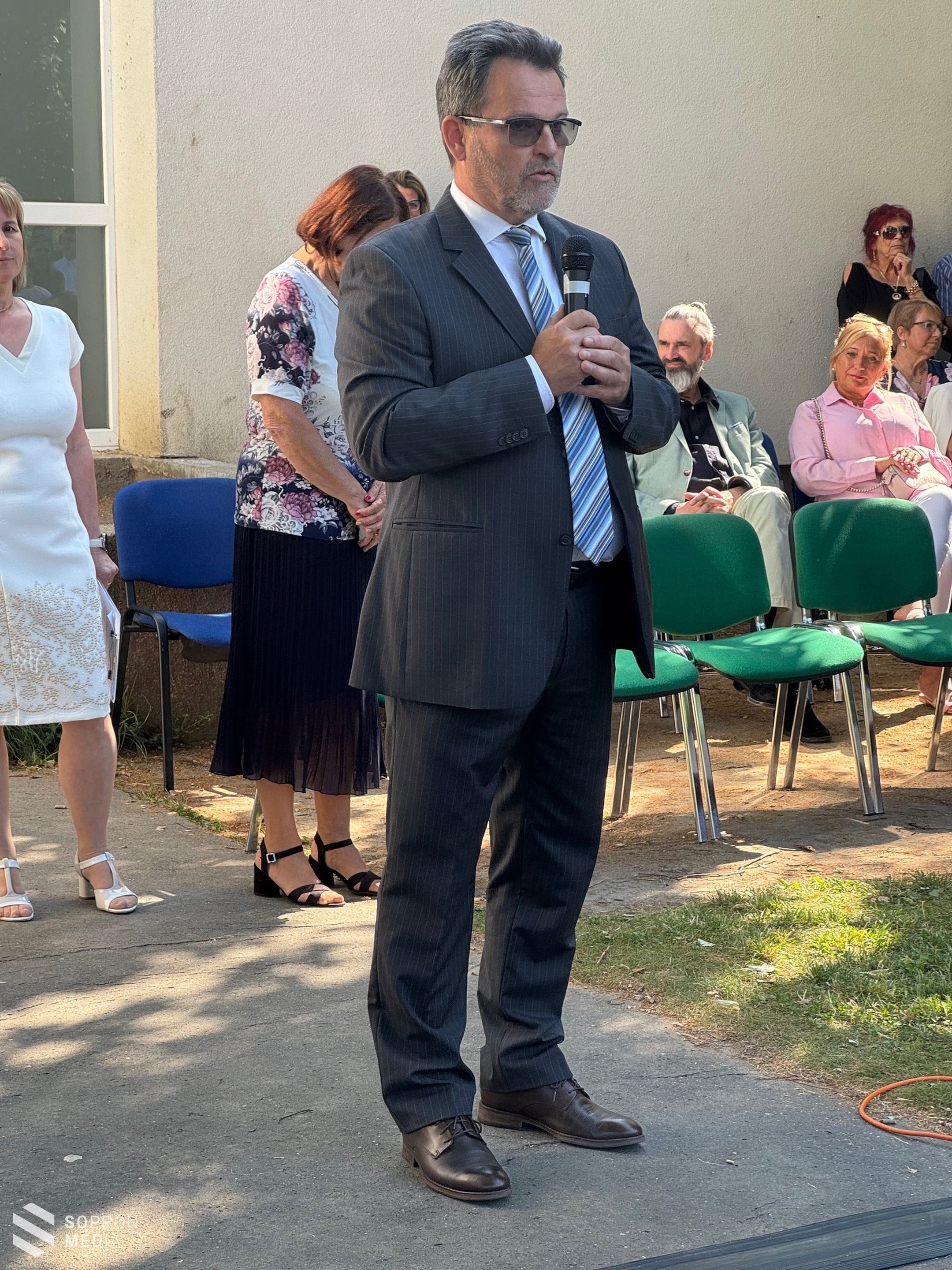 Megható búcsú a Lackner Kristóf Általános Iskolában - elköszönt Forrás Béla igazgató