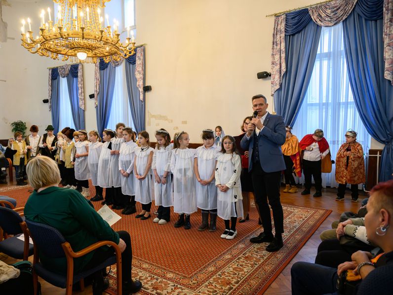 Ajándékcsomaggal segítette a hátrányos helyzetű szépkorúakat az önkormányzat