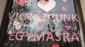 Sopronban is egyre több szívecske bukkan fel az ablakokban