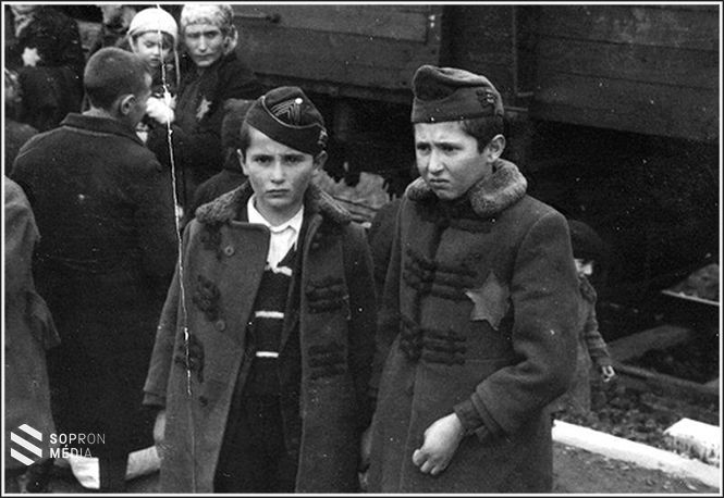 Az Auschwitz-albumot megtaláló bilkei magyar zsidó lány, Jákob Lili (Jakab Lenke) két öccse: Jakab Zril és Zeilek. A felvétel elkészítése után néhány órával elgázosították őket. 