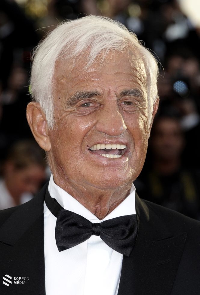 Jean-Paul Belmondo francia színész a 64. Cannes-i Nemzetközi Filmfesztiválra érkezik 2011. május 17-én. 
