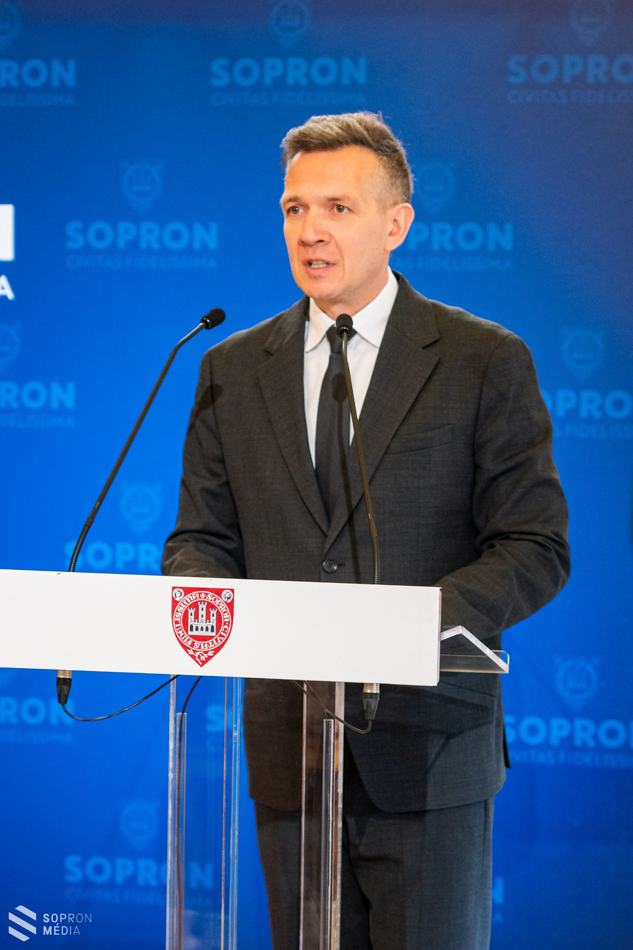 Lázár János: 6 milliárd forintot fordítunk a belterületi útépítési munkákra Sopronban!