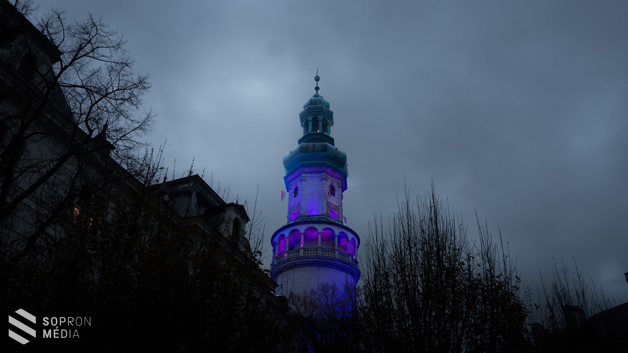 Koraszülöttek világnapja - lilába borult a Tűztorony