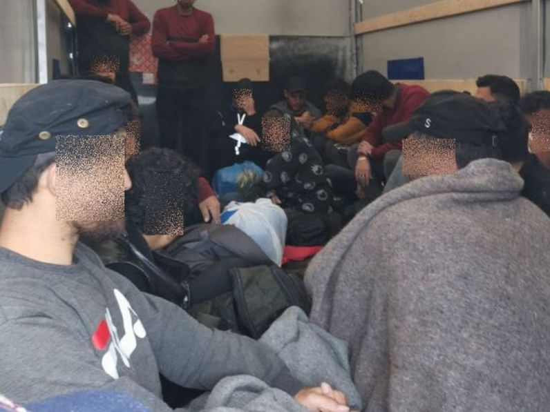Újabb embercsempészt és huszonhárom migránst fogtak el ezúttal Nagycenk térségében